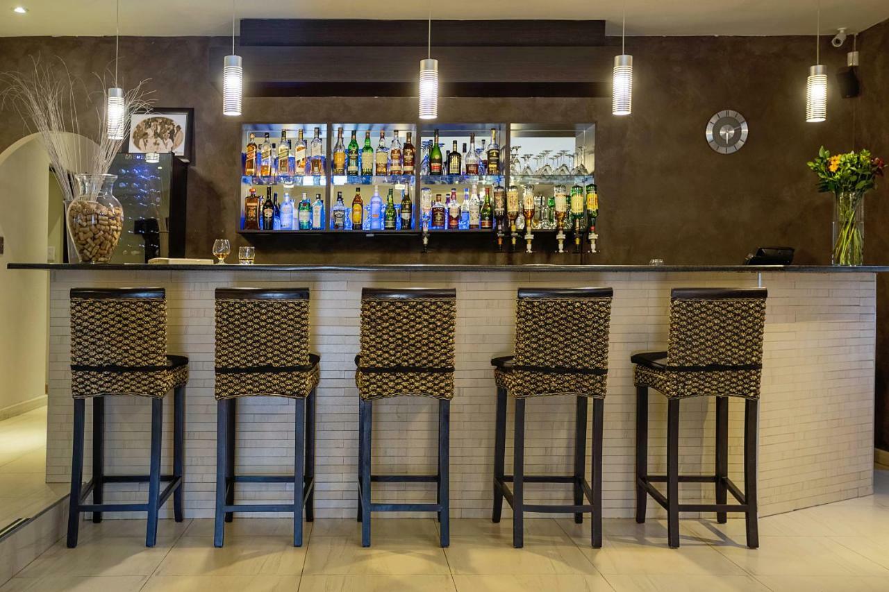 Hotel Three Oaks And An Aloe Boutique